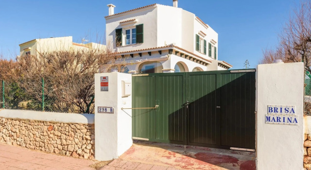 VILLA BRISA MARINA in Ciutadella de Menorca, Varaa Villa Mökit kohteessa Ciutadella, Mökki