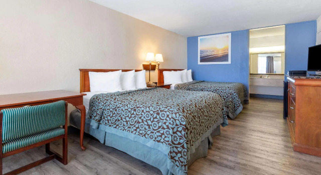 Четырёхместный номер Standard Days Inn by Wyndham Titusville Kennedy Space Center