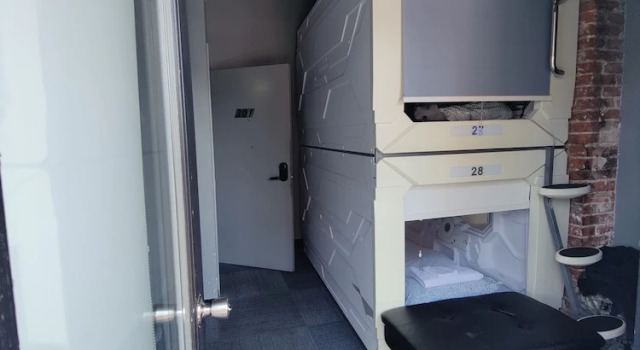 Капсула с балконом U Street Capsule Hostel
