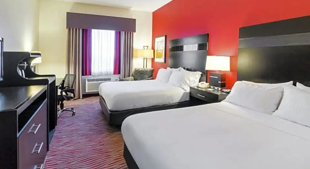 Четырёхместный люкс Holiday Inn Express Hotel & Suites Vinita by IHG