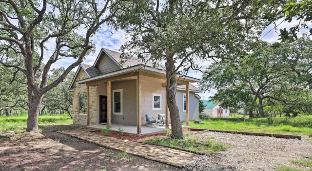 Коттедж Cozy Spring Branch Cottage in Hill Country!
