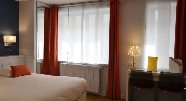 Номер Standard Logis Hôtel Restaurant LE MONARQUE 30 Parking Vélos Sécurisé