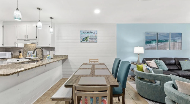 Коттедж с балконом Short Walk to The Beach! Community Pool! Sleeps 8