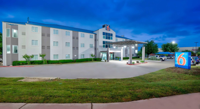 Motel 6-Benbrook, TX - Fort Worth, Забронировать Мотель Отели Бенбрук с парковкой, Парковка