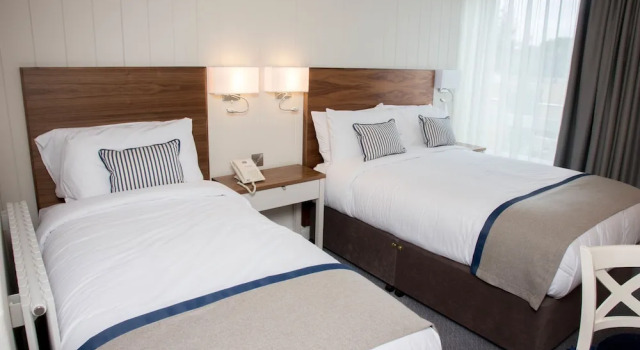 Трёхместный семейный номер Standard Waterfront Hotel Dungloe