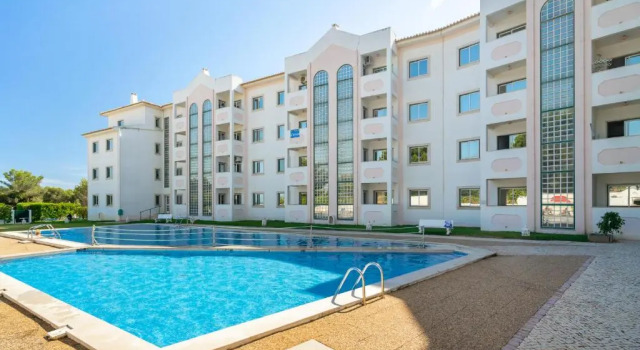 Charming Beach & Golf by Encantos do Algarve - 76, Забронировать Отель Отели Портиман с бассейном, рядом с Пляж Жоао-де-Аренс, Бассейн
