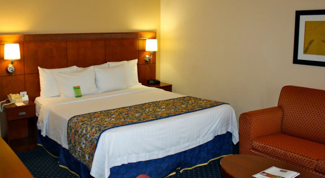 Courtyard Miami Airport West Doral, Забронировать Отель Дорел Майами-Бич, рядом с Музей Северной и Южной Америки