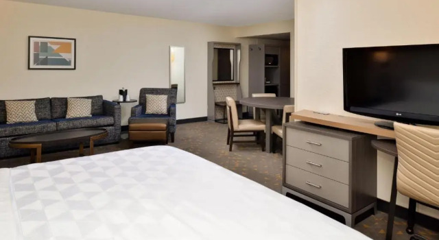 Люкс Holiday Inn Hotel & Suites Overland Park-Convention Center by IHG