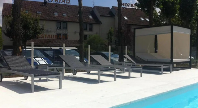 Кровать в общем номере Kyriad Dijon Est Mirande