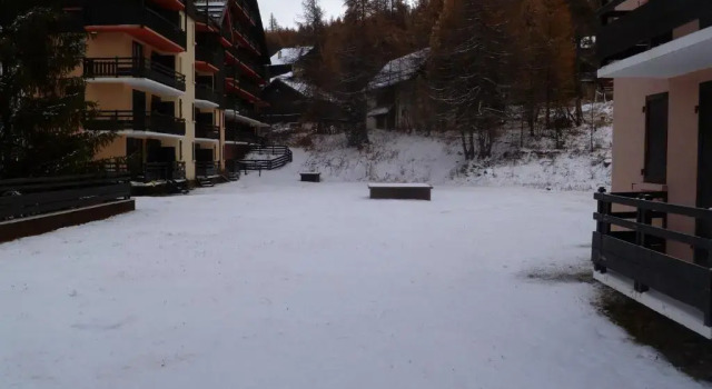 Risoul 1850 appartement 4 personnes proches pistes., Prenota Appartamento Hotel a Alvernia con parcheggio, Parcheggio