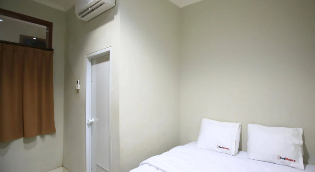 RedDoorz Karet Pedurenan