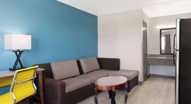 Двухместный люкс Days Inn & Suites by Wyndham Indianapolis Airport East