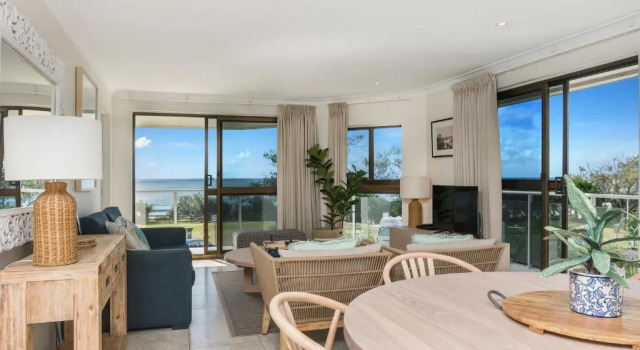 Номер Standard Bayview Beachfront Apartments, in town right on the beach
