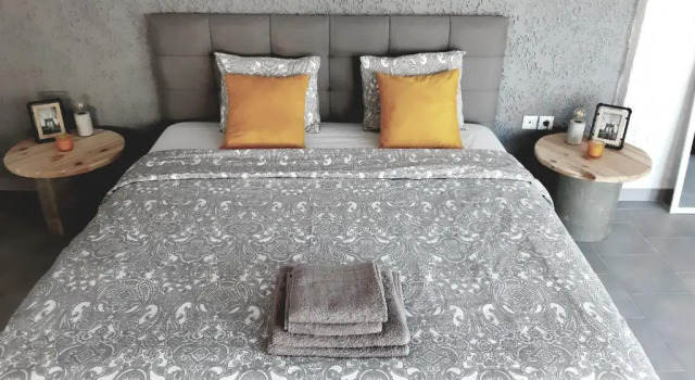 21 Suites Deluxe Stay Near The Airport, Забронировать Отель Маркопулон Месойеас 
