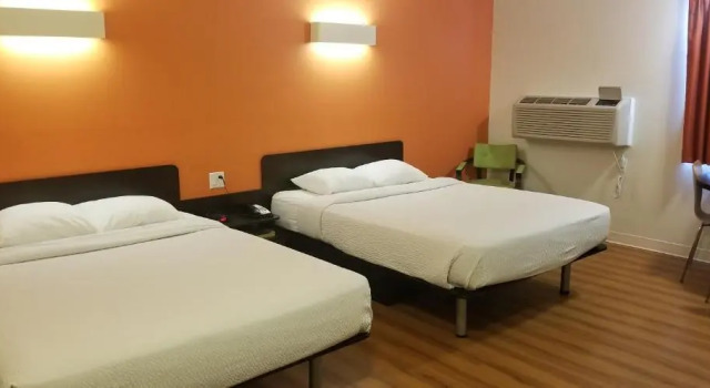 Люкс Deluxe Joys Inn Innisfail, AB