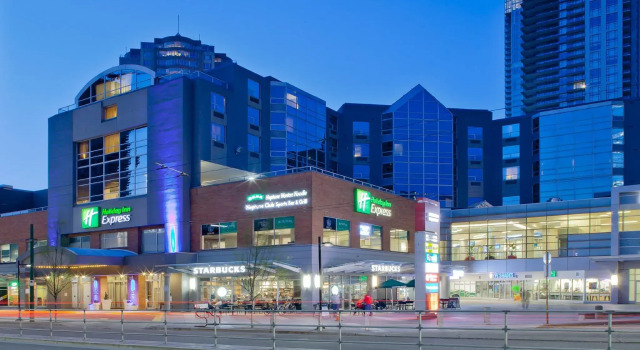 Кровать в общем номере Holiday Inn Express Vancouver-Metrotown