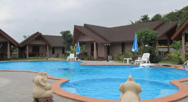 Кровать в общем номере La-or Resort