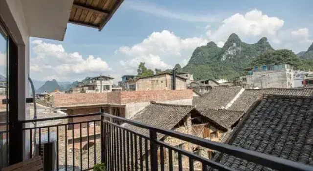 Люкс с 2 комнатами с балконом и с видом на горы Yangshuo Mochi Boutique Homestay (Xingping Ancient Town Lijiang Scenic Area Branch)