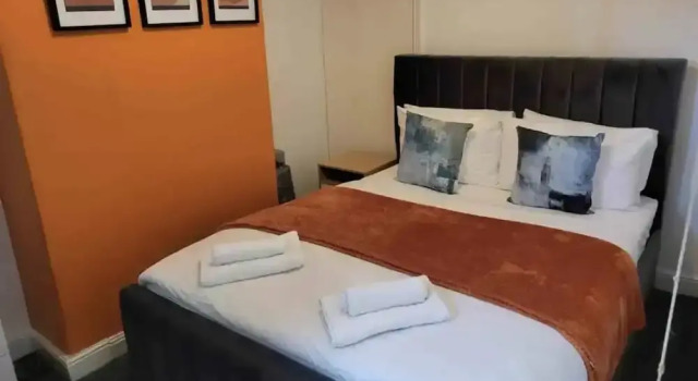 Impeccable 2-bed House in Stoke-on-trent, Забронировать Отель Сток-он-Трент Стаффордшир, рядом с Театр Regent
