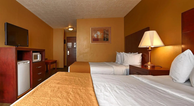 Четырёхместный номер Standard с видом на бассейн Best Western Green Valley Inn