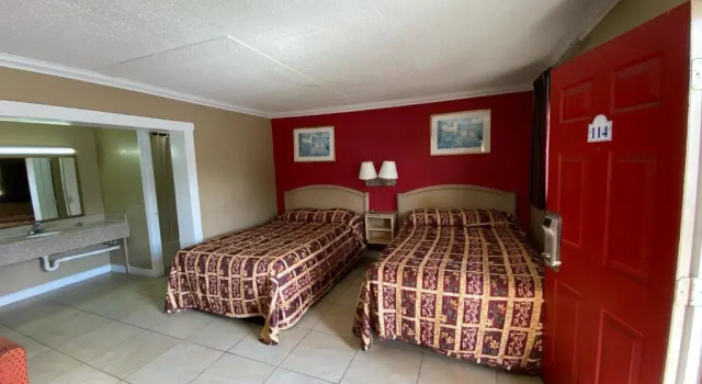 Четырёхместный номер Standard Economy Inn