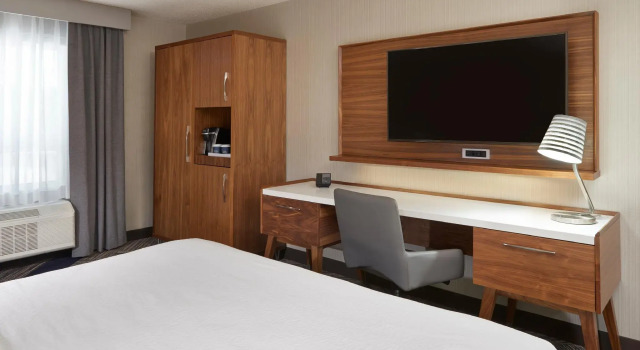 Двухместный номер Standard Four Points by Sheraton Vaughan