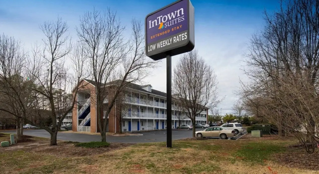 Intown Suites Extended Stay Newport News Va - South, Varaa Hotelli Hotellit Minnesota pysäköinnillä, Pysäköinti