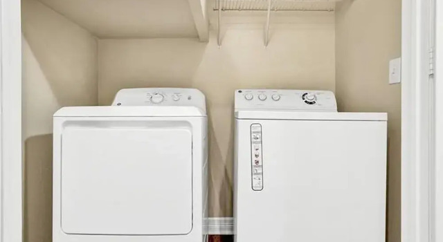 FRONTDESK Calais Midtown Apts Houston, Забронировать Отель Отели Хьюстона с парковкой, рядом с Театр Ensemble, Парковка