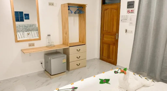 Кровать в общем номере Fins Dive and Leisure Hotel