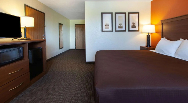 Двухместный номер Standard AmericInn by Wyndham Petoskey