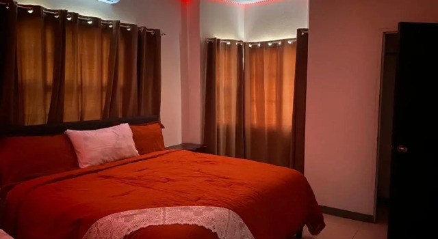 Weekendz- Cozy 2BRD Suite, Забронировать Отель Отели Порт-Антонио с парковкой, Парковка