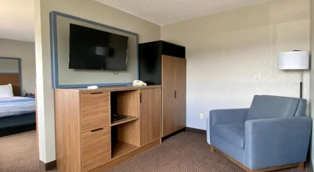 Четырёхместный номер Deluxe AmericInn by Wyndham New Richmond