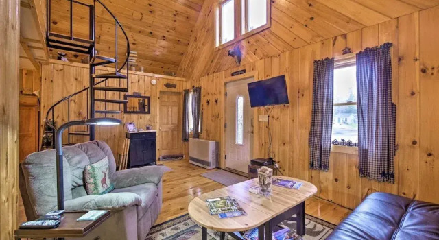 Trenton Chalet - 7 Miles to Acadia National Park!