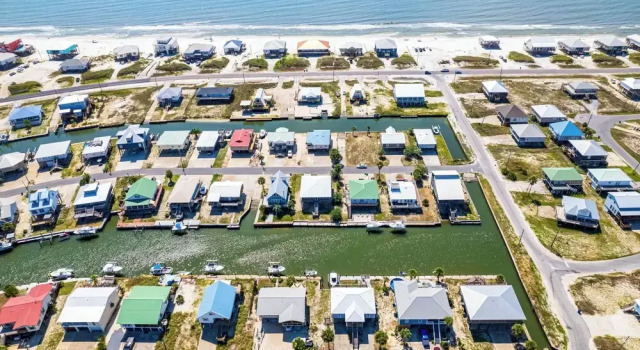Коттедж Waterfront Dauphin Island Home w/ Deck & Boat Dock