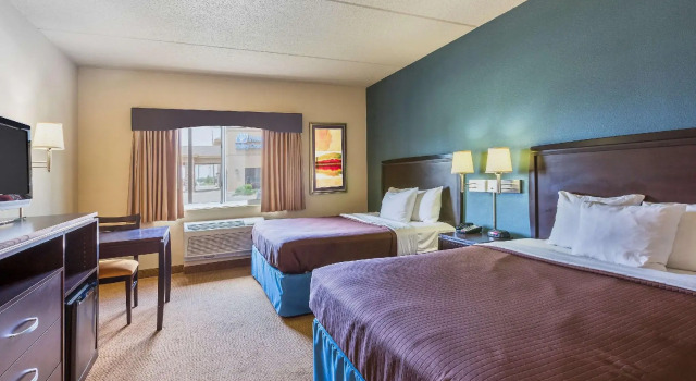 Четырёхместный номер Standard AmericInn by Wyndham Monmouth