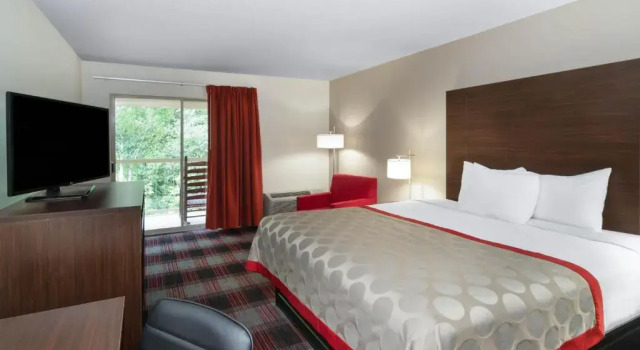 Номер Standard с видом на воду Ramada by Wyndham Maggie Valley
