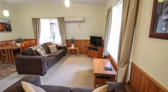 Silver Birches Holiday Village - Unit 4, Book Apartment Hotels in Victoria with a Pool, Swimming Pool