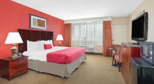 Номер Standard Ramada Plaza by Wyndham Fayetteville Fort Bragg Area