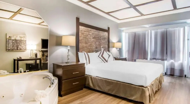 Двухместный люкс Deluxe Travelodge by Wyndham Trois-Rivieres
