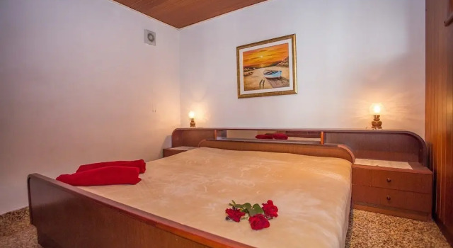 Apartments and rooms Anita
