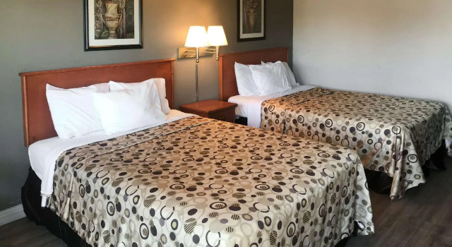 Четырёхместный номер Standard Rodeway Inn Ontario Mills Mall