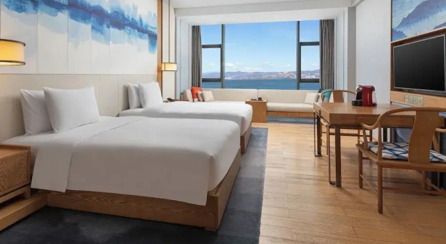 Четырёхместный номер Standard с видом на озеро Hotel Indigo Dali Erhai by IHG
