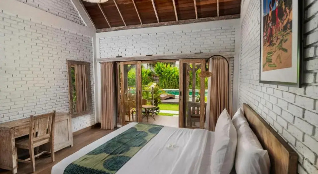 Tamuku Padang Padang, CARI Surf Camp