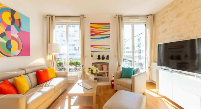 Bright and Colourful Apartment in the City Centre, Rezerwuj Apartament Hotele w Gironde z parkingiem, Parking