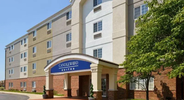 Кровать в общем номере Candlewood Suites Bloomington-Normal