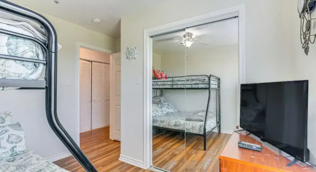 Коттедж с 3 комнатами с балконом Steps to Surfside Beach: Ada-friendly Home