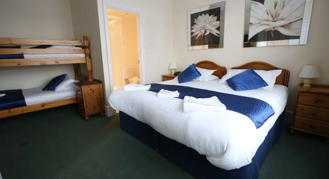 Четырёхместный семейный номер Standard The Corner House Hotel
