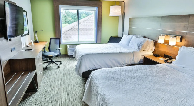 Четырёхместный номер Standard Holiday Inn Express Hotel & Suites Dickson by IHG