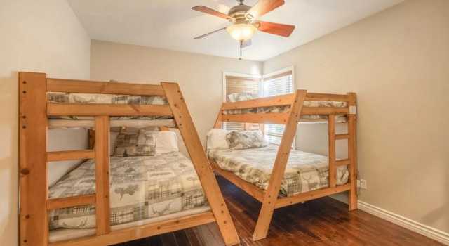 23 - Big Bear Lakeview Lodge 3 Bedroom Home, Забронировать Дом для отпуска Коттеджи Биг-Бэр-Лейк, рядом с Alpine Slide at Magic Mountain, Коттедж