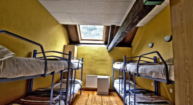 Кровать в общем номере Albergue Juvenil de Bustiello